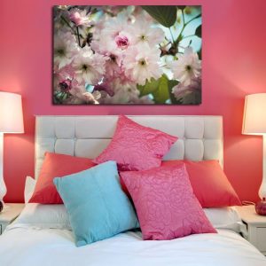 obraz z kwiatami na drzewie