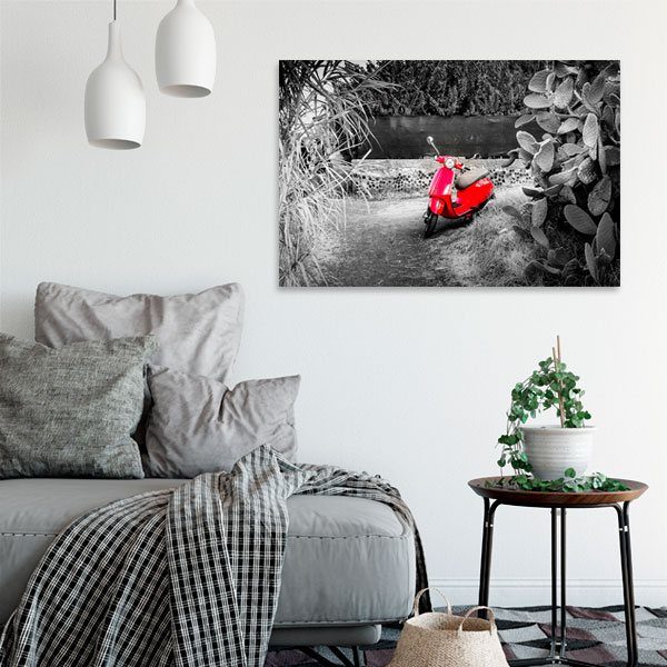 różowy dodatek na szarym tle