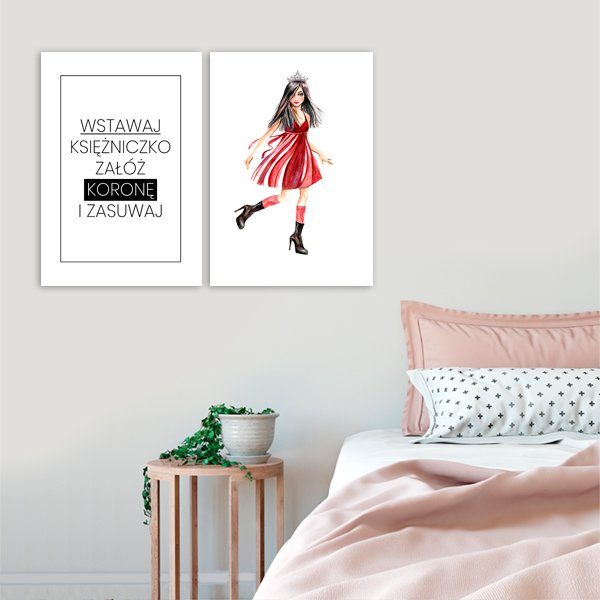 kobieta w czerwonej sukience i napisem