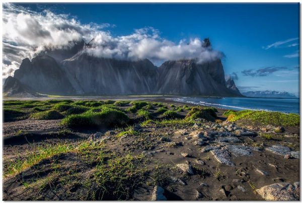 góry wśród chmur na obrazie