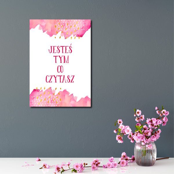 różowy napis na plakacie