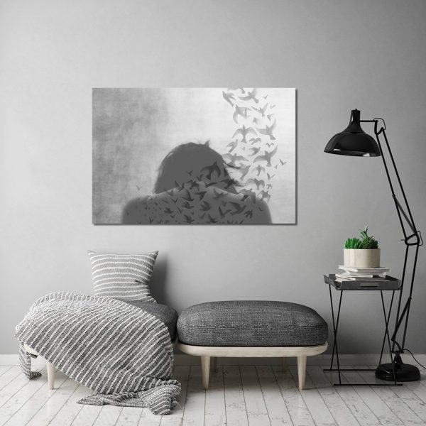 pochylona kobieta i ptaki