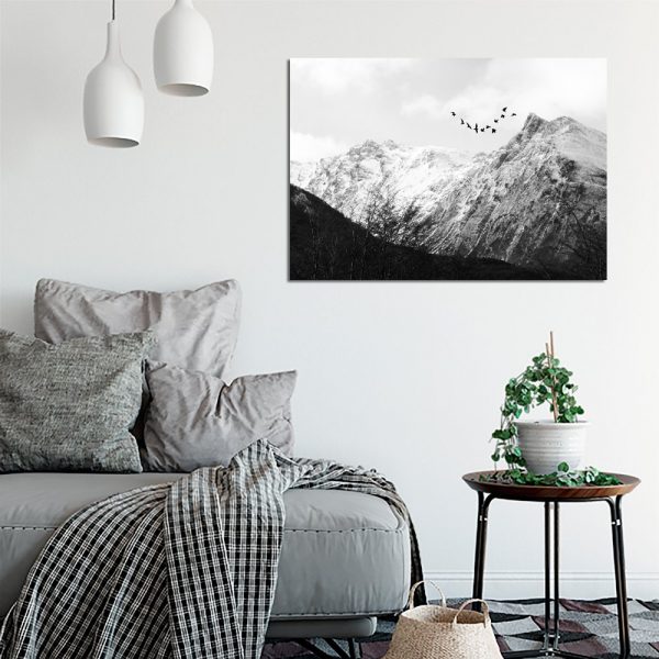 plakat z górą i ptakami