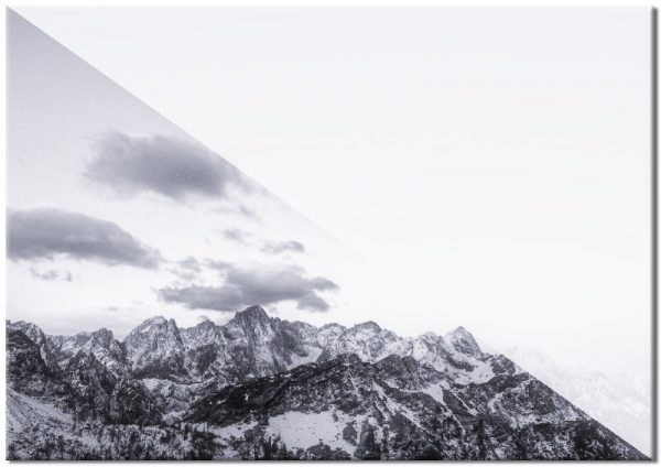 czarno-białe chmury i góry