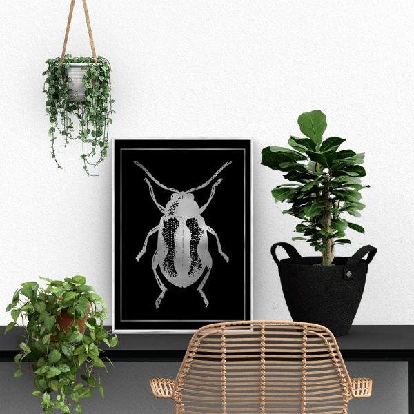 srebrny żuk i plakat