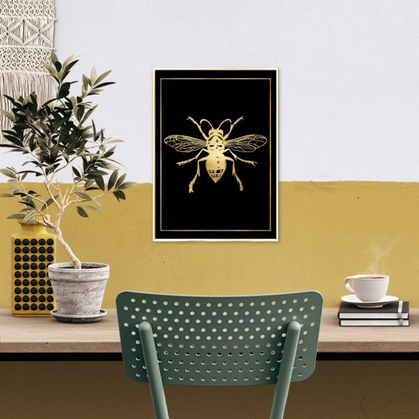 złota dekoracja z muchą