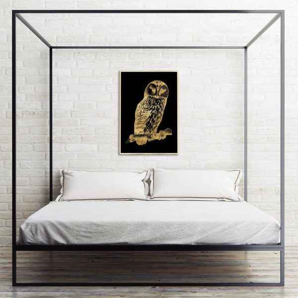 złota sowa na plakacie czarnym