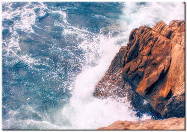 fale, które rozbijają się o skały