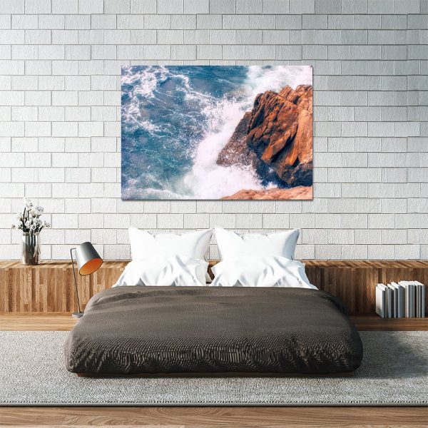 fale rozbijające się o skały