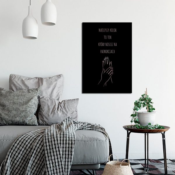 salon kosmetyczny z plakatem o paznokciach