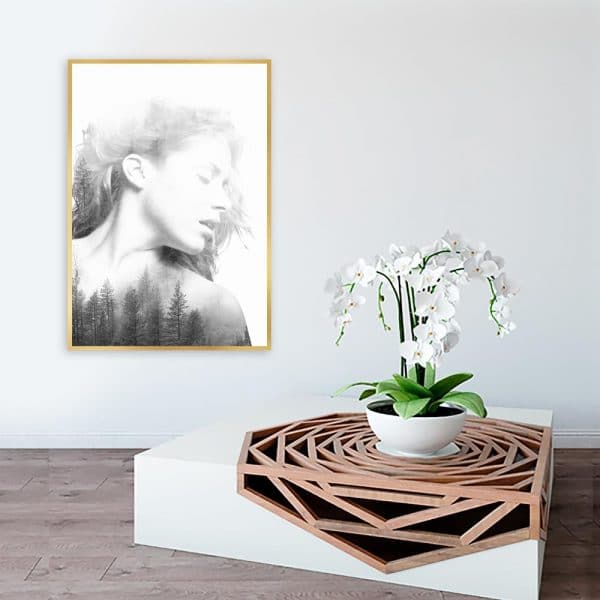 czarno-biały motyw kobiety i drzew