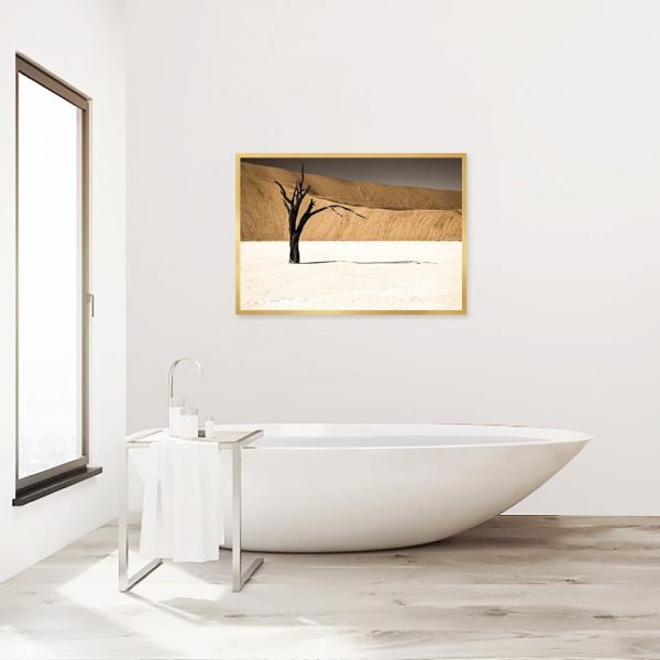 Plakat uschnięte drzewo na tle pustyni