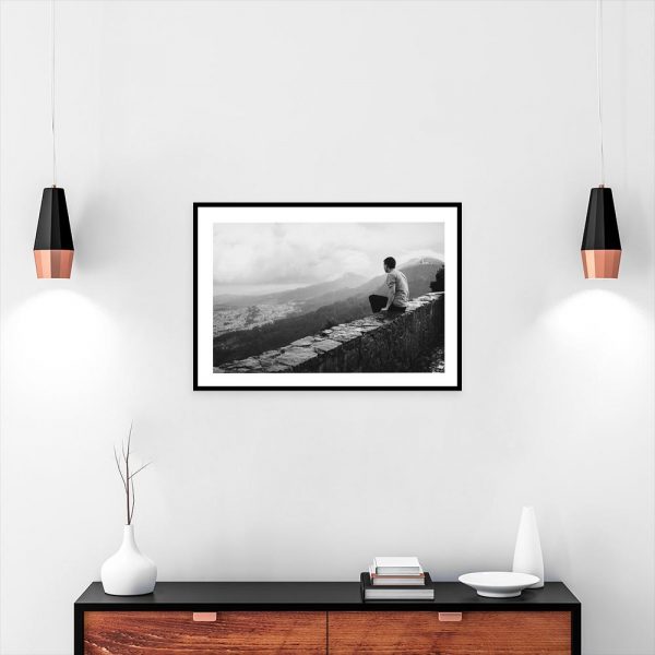 Plakat mężczyzna na murze