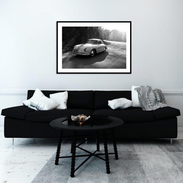 Plakat z samochodem na drodze