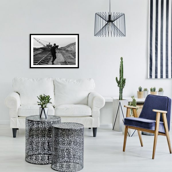 Plakat z motywem torów i mężczyzny