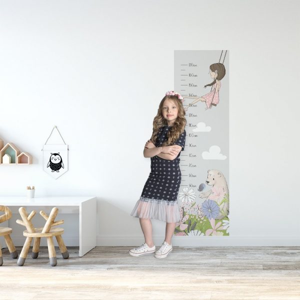 Miarka wzrostu z dziewczynką na huśtawce