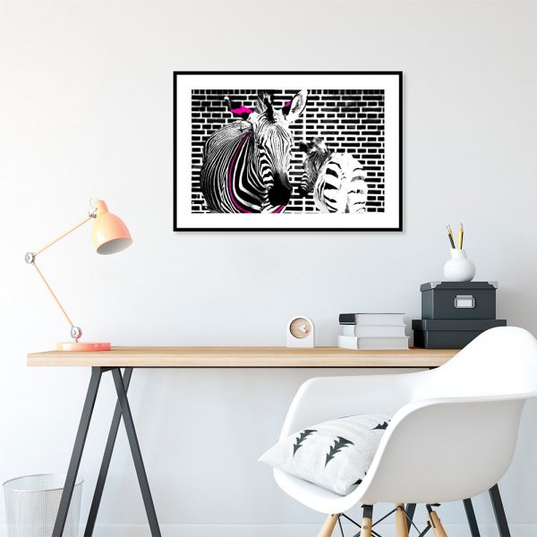 Plakat z zebrami na tle cegieł
