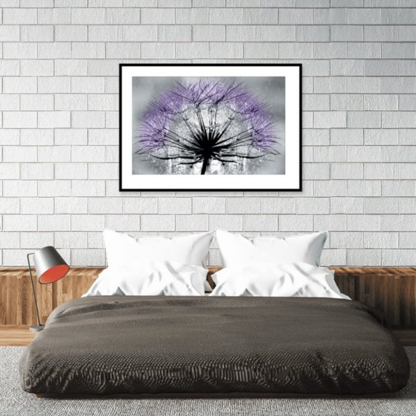 plakat z fioletowym dmuchawcem nad łózko