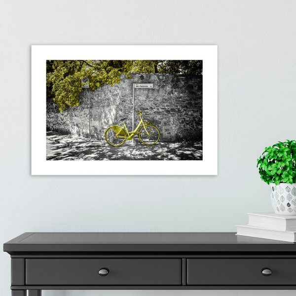 plakat z miastem nad stolik