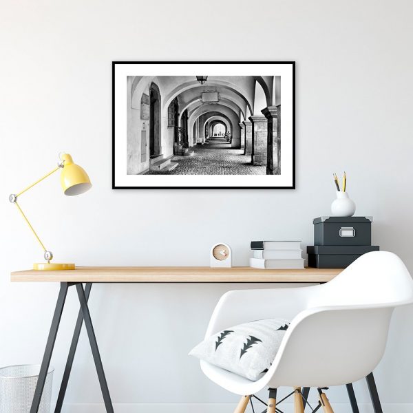 plakat filary w mieście na ścianie