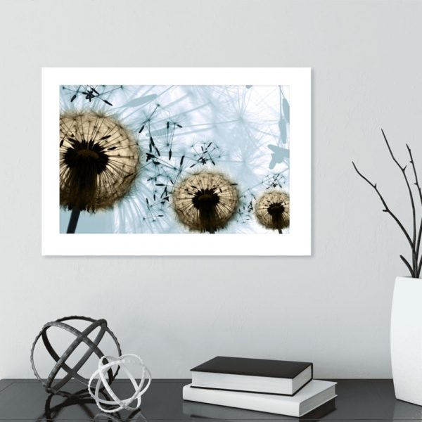 plakat dmuchawce na ścianie salonu