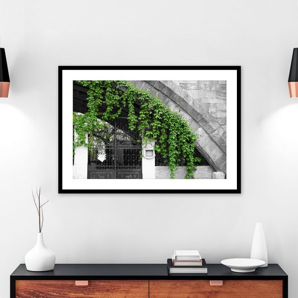 plakat stara brama i liście