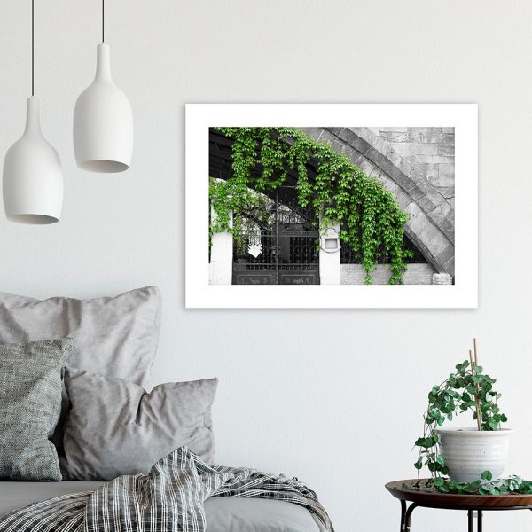 plakat ze starą bramą i zielone liście do salonu