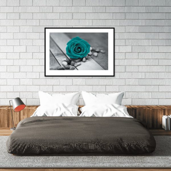 plakat kwiat nad łóżkiem