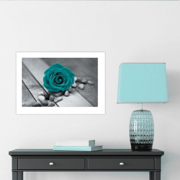 plakat z motywem róży nad stolik