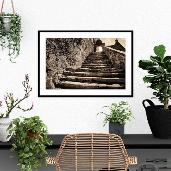 plakat ze schodkami na ścianie