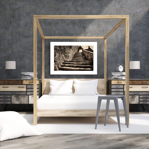 plakat schody w sypialni