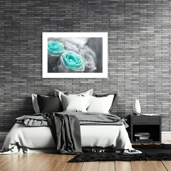 plakat z kwiatami w sypialni