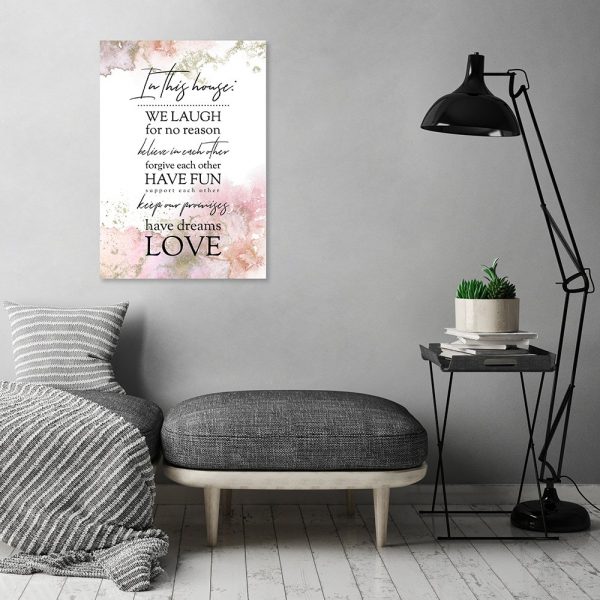 plakat z napisem w salonie