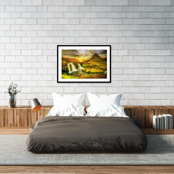 plakat z widoczkiem nad łóżkiem