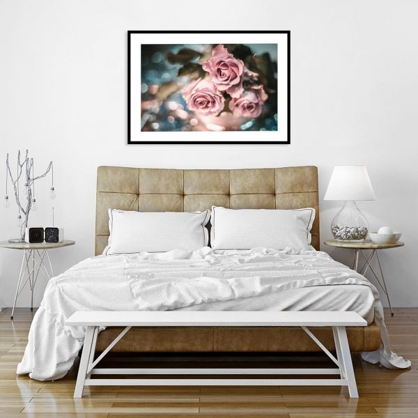 plakat z kwitami w sypialni na ścianie