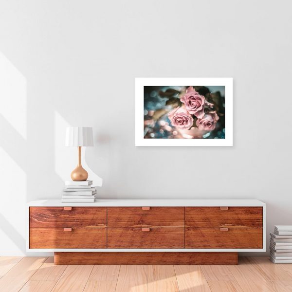 plakat i róże nad komodę