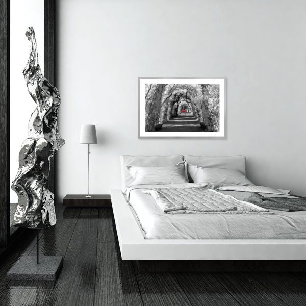 plakat z drzewami i parą w sypialni