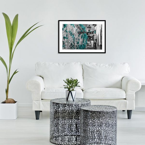 plakat z turkusową ulicą nad kanapę