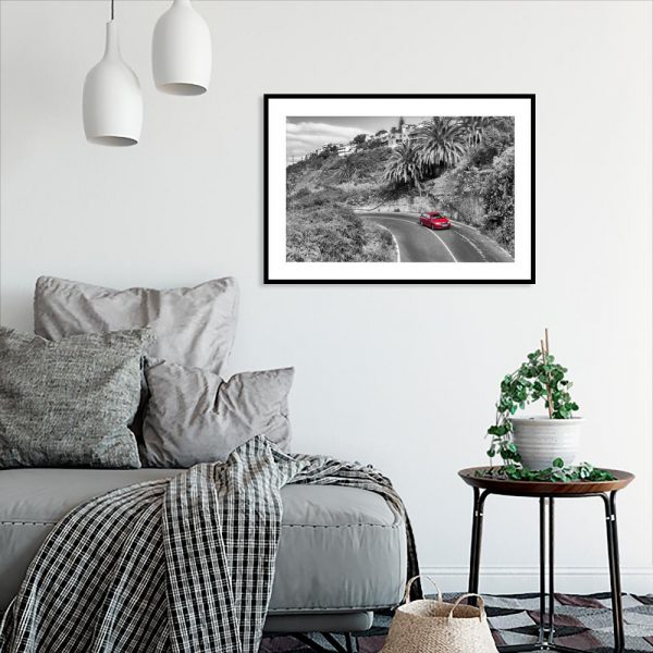 plakat z samochodem w salonie