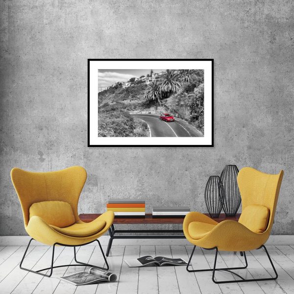 plakat auto w mieście na ścianie