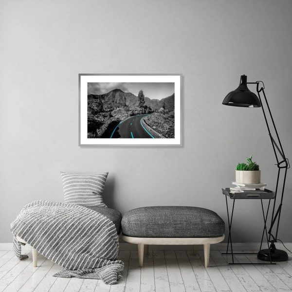 plakat z krajobrazem w salonie