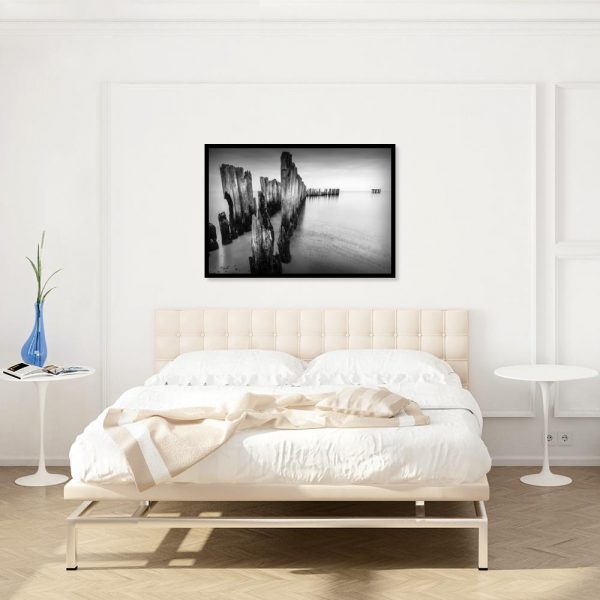 plakat morze i skały nad łózko