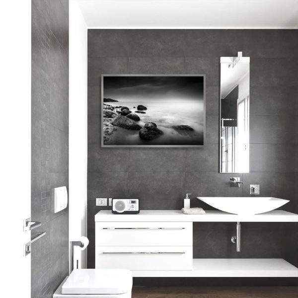 plakat z motywem morskim w łazience