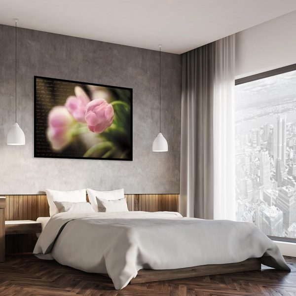 plakat z kwiatami nad łóżko