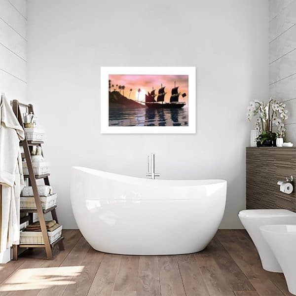plakat z zachodem słońca i statkiem w łazience