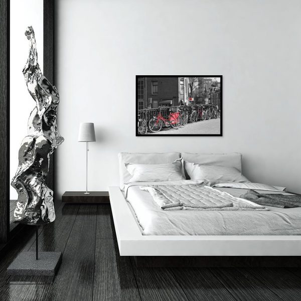 plakat z czerwonymi rowerami w sypialni