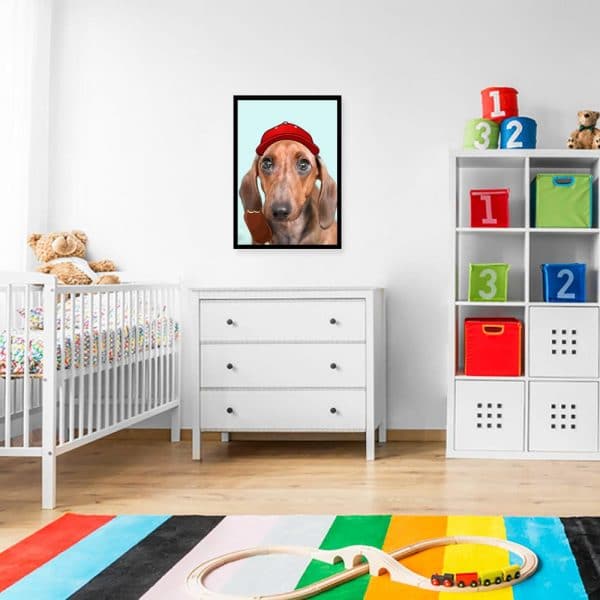 plakat z pieskiem w czerwonej czapce