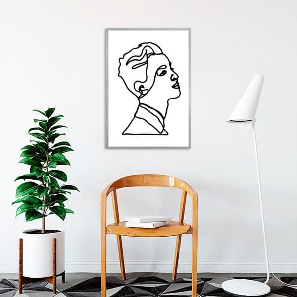 kobieta z krótkimi włosami na plakacie