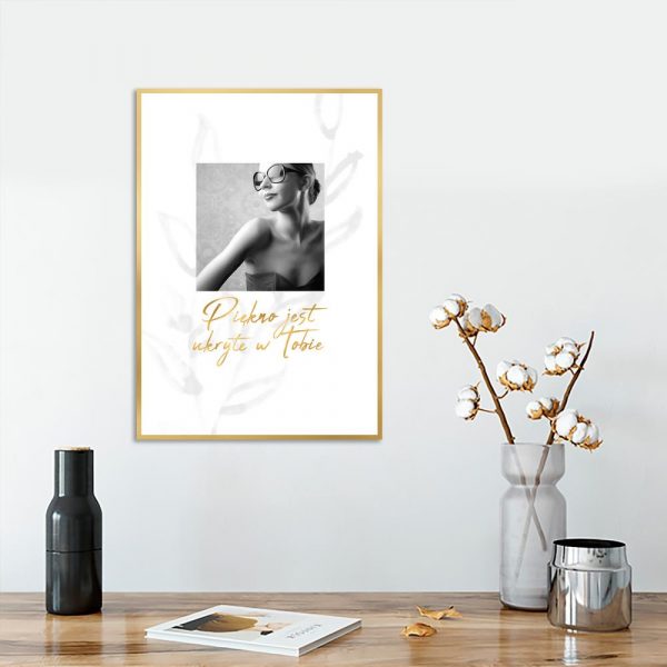 zdjęcie kobiety na plakacie