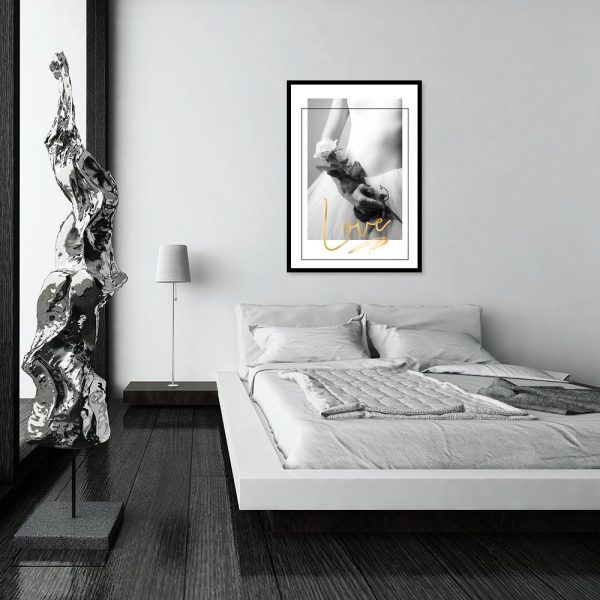 plakat z kobietą i różą